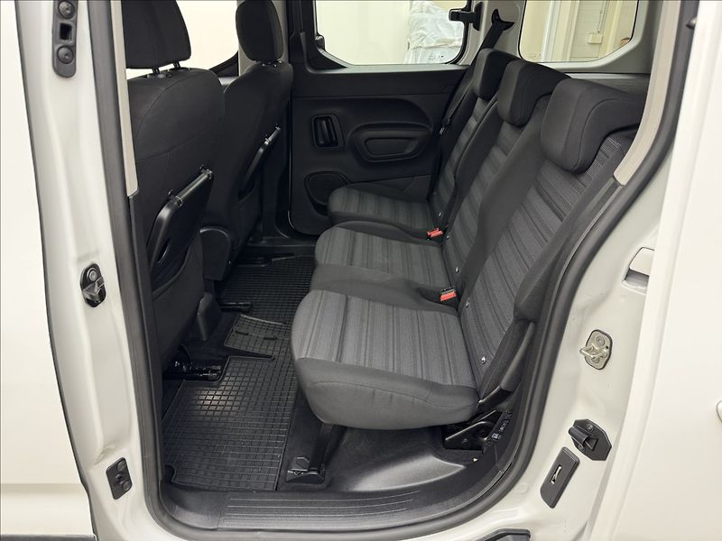 Opel Combo 1,2 81kW VÝHŘEV TAŽNÉ 1MAJ ČR - fotka 34 z 38