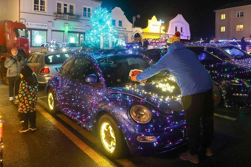 Auta svítící jako vánoční stromečky projela jižním Plzeňskem pro dobrou věc.