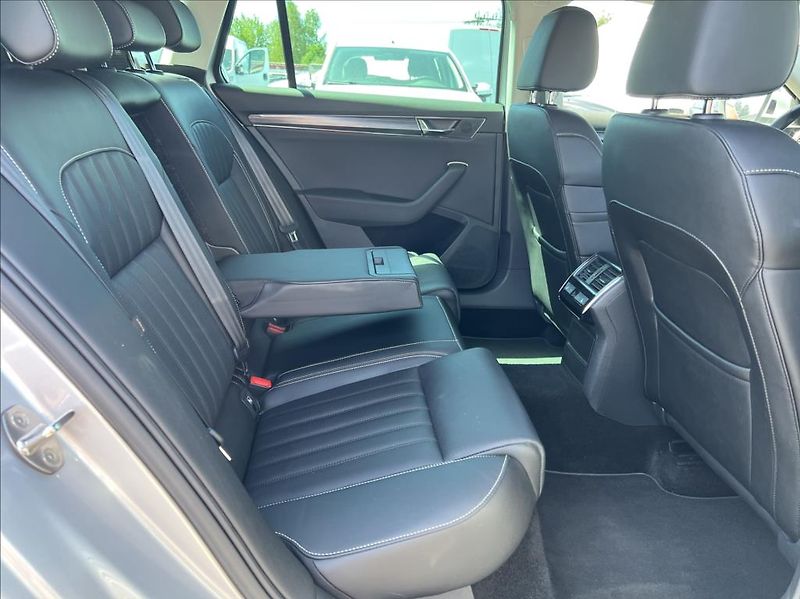 Škoda Superb 2,0 TDI DSG Premium Edition - fotka 18 z 42
