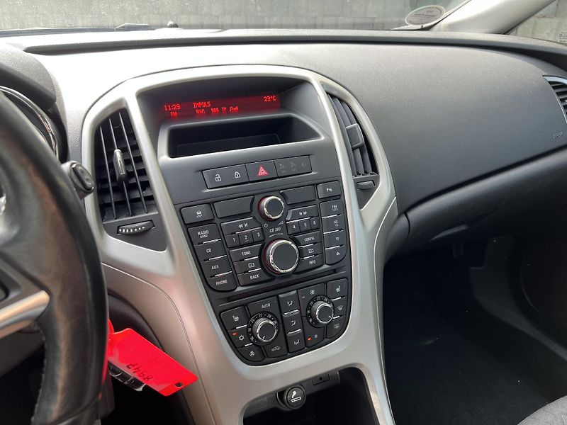 Opel Astra 1.4T 103 kW 1.MAJ SERVISKA - fotka 12 z 13