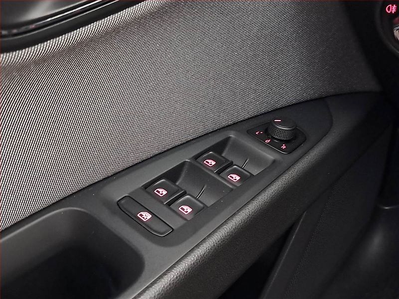 Seat Leon (2018) 1.6 TDI, Serv.kniha, Navi - fotka 16 z 16