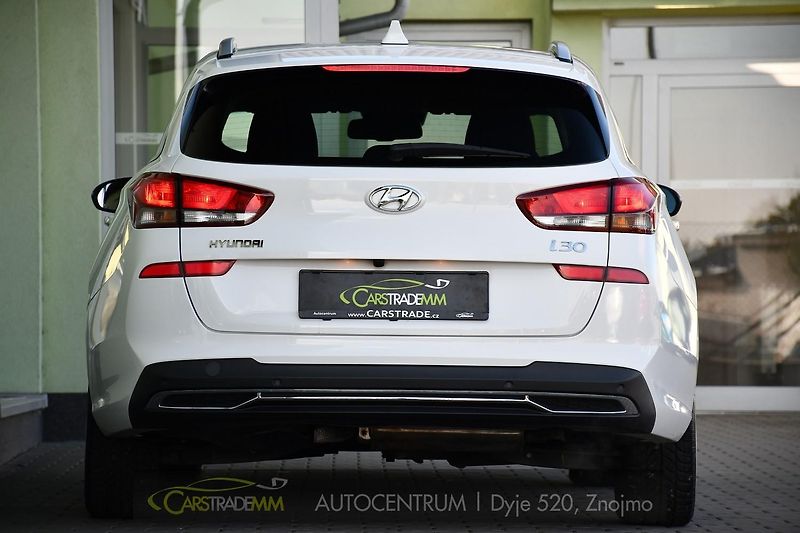 Hyundai i30 1.6CRDi NAVI KAMERA CARPLAY - fotka 4 z 48
