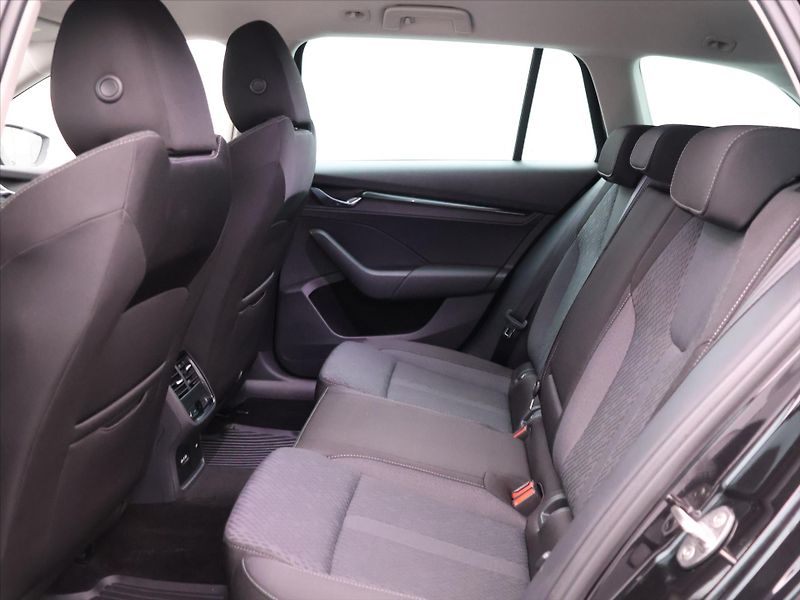 Škoda Octavia 2,0 TDI DSG Clever Matrix DPH - fotka 13 z 29