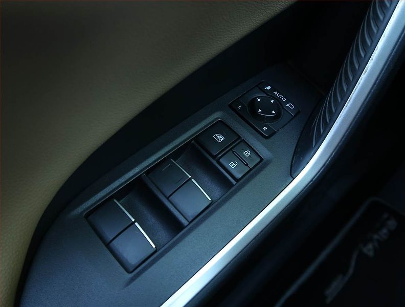 Toyota RAV4 (2019) 2.5 Hybrid - fotka 19 z 28