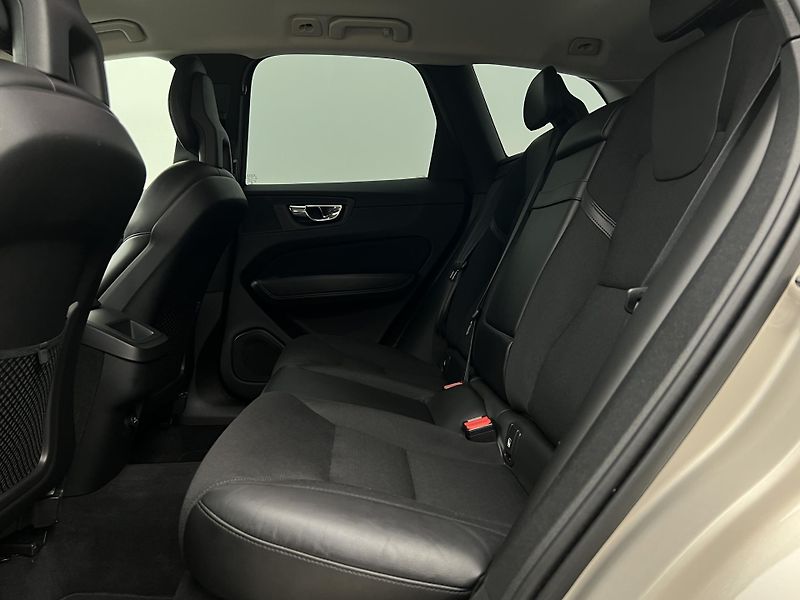 Volvo XC60 D4 AWD MOMENTUM AUT CZ - fotka 5 z 39