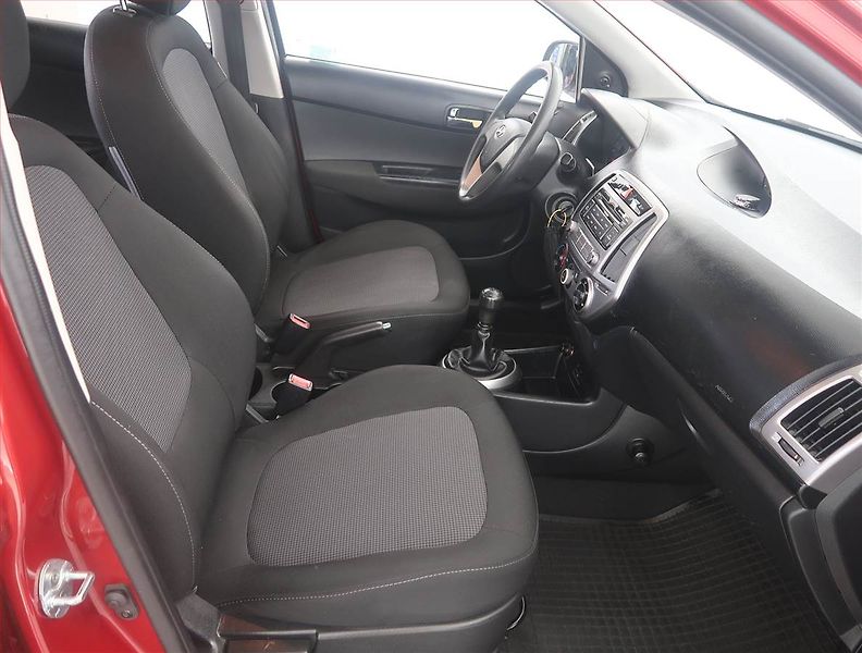 Hyundai i20 (2012) 1.2, Serv.kniha, zamluveno - fotka 9 z 14