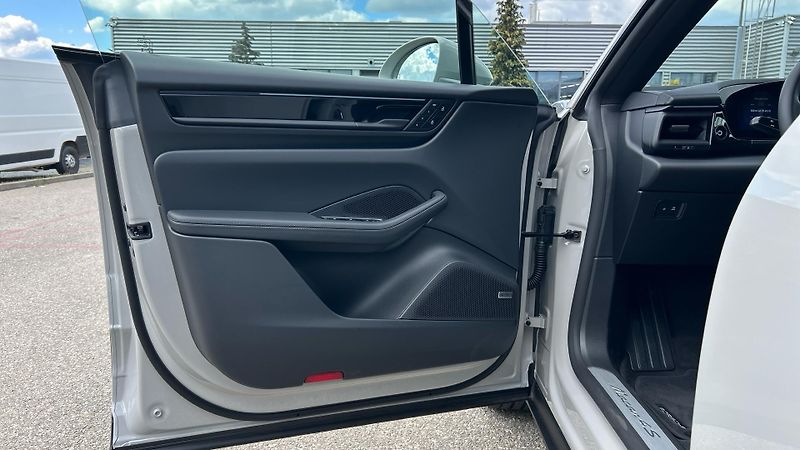 Porsche Macan (2026) 4S Electric - fotka 24 z 30
