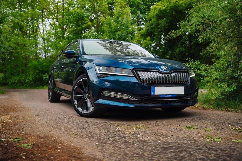 Škoda Superb (2020) iV 1.4 TSI PHEV, ČR, AUTOMAT - fotka 2 z 32