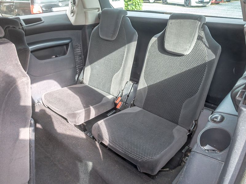 Citroën Grand C4 Picasso (2008) ČR 1.6HDI 80KW – 7SEDADEL - fotka 30 z 41