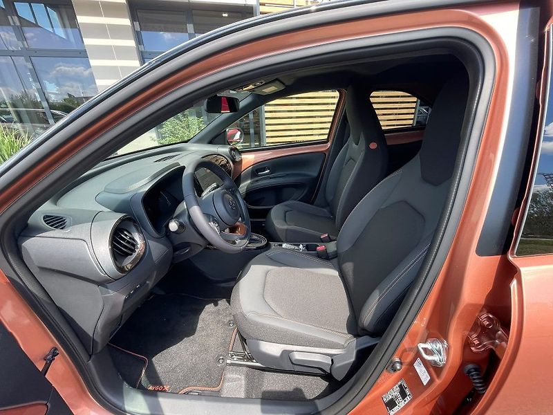 Toyota Aygo 1.5 Hybrid automat Executive - fotka 13 z 24