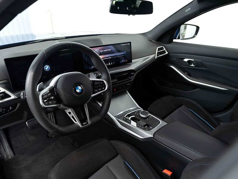 BMW Řada 3 330i xDrive Touring - fotka 16 z 22