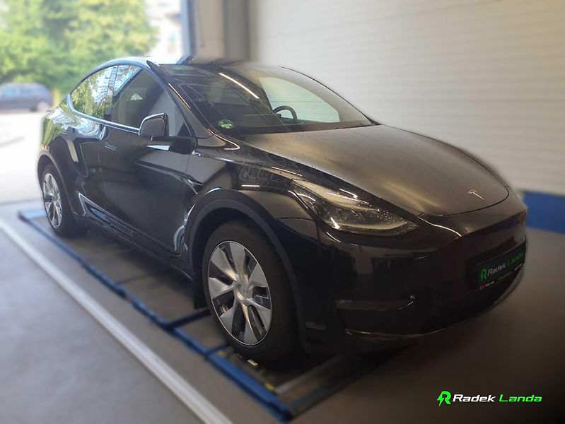 Tesla Model Y (2023) AWD Berlín, Dual Motor - fotka 1 z 8