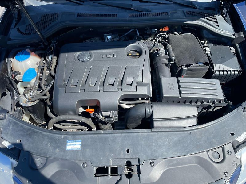 Škoda Superb COMBI 2.0 TDi COMFORTLINE - fotka 23 z 25
