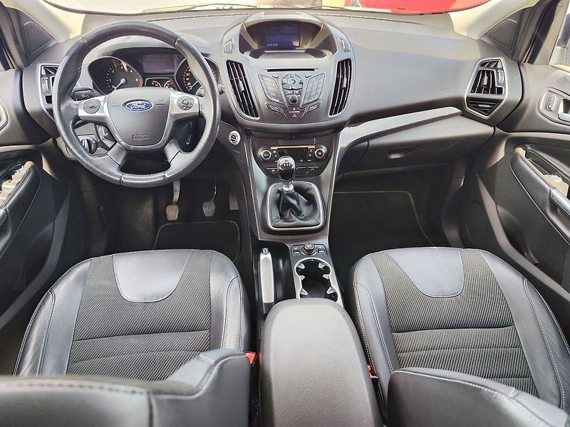 Ford Kuga 2.0 TDCi/103kW Titanium - fotka 13 z 31