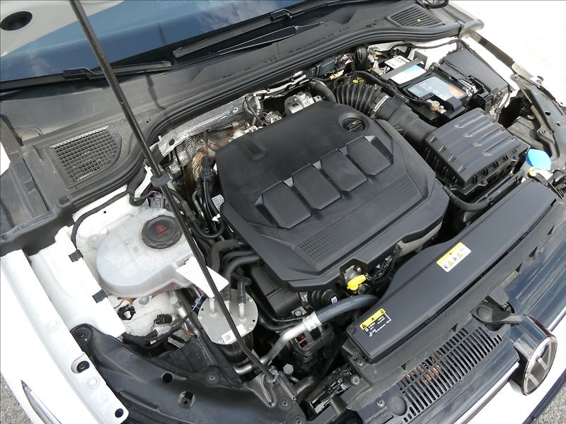 Volkswagen Golf 2,0 TDi VIII 2x kola,LED,CEBIA - fotka 38 z 49
