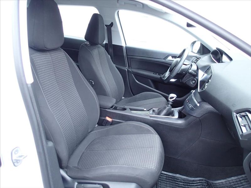 Peugeot 308 1,2 PureTech 81kw,Po SERVISU!! - fotka 9 z 29
