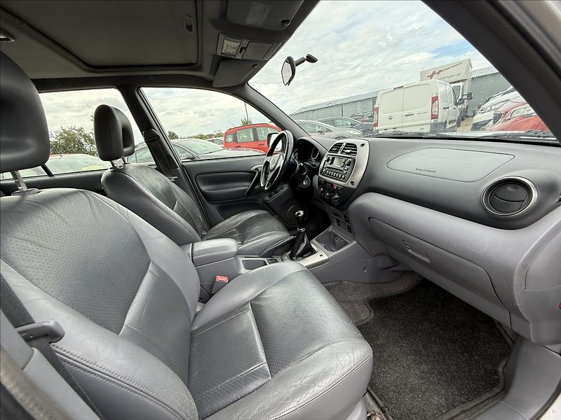 Toyota RAV4 2,0 D-4D 4X4 TAŽNÉ NOVÁ STK - fotka 24 z 24