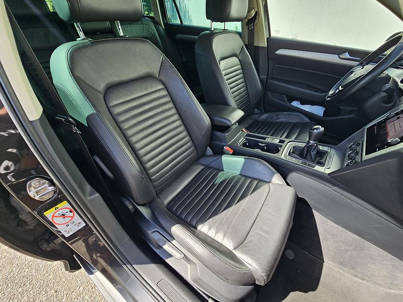 Volkswagen Passat Variant (2018) 1.6TDI  TAŽNÉ, FULL LED - fotka 14 z 16