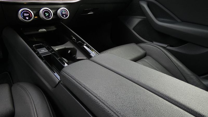 Škoda Superb 2.0 TDI 110kW L&K Combi DSG - fotka 6 z 30