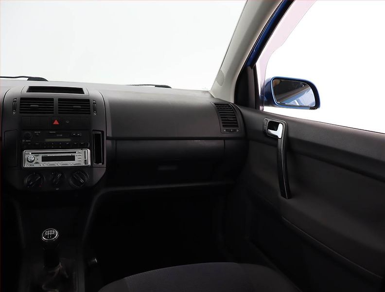 Volkswagen Polo (2003) 1.2, po STK, zamluveno - fotka 8 z 15