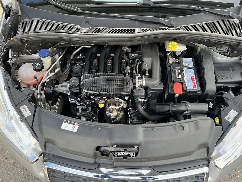Peugeot 208 1.2i KLIMATIZACE ABS ASR ESP - fotka 35 z 41