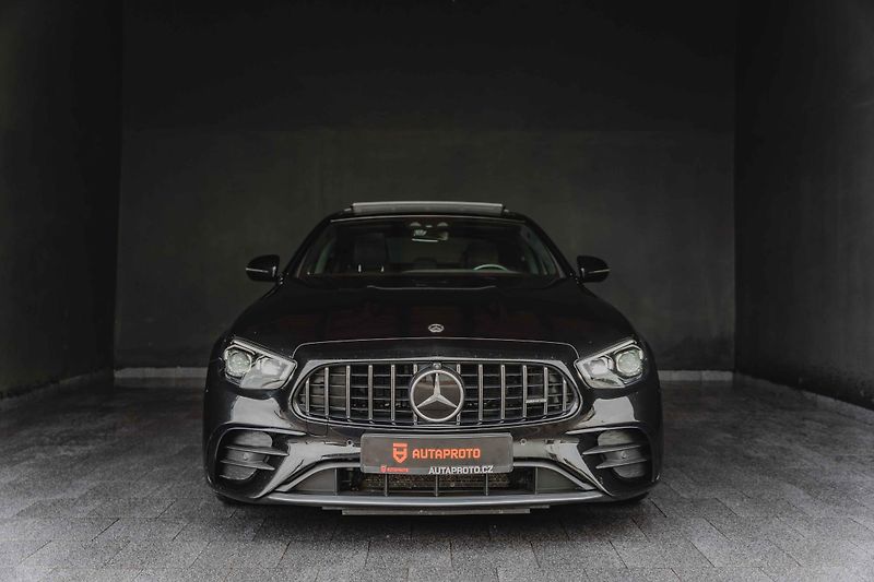Mercedes-Benz Třídy E (2022) 53-AMG-4M-PANO-DIS-360-GTsport - fotka 2 z 17