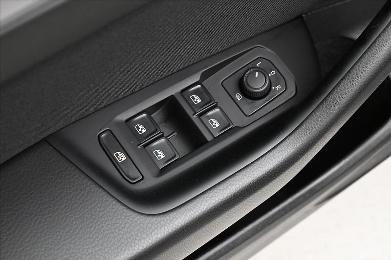 Volkswagen Passat 2,0 TDI 110 kW DSG Business Zá - fotka 26 z 31