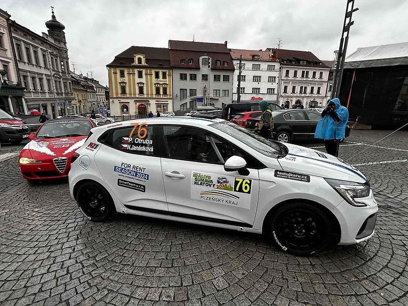 Tragédie, která se odehrála v rámci 58. ročníku Rallye Šumava, kdy po nehodě zemřela navigátorka Alena Krejčíková (41), nezasáhla jen příznivce rallye, ale její kamarády, jelikož byla na Klatovsku doma.