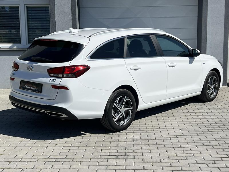 Hyundai i30 (2022) 1.5T-GDi 118kW SMART KAMERA - fotka 4 z 21