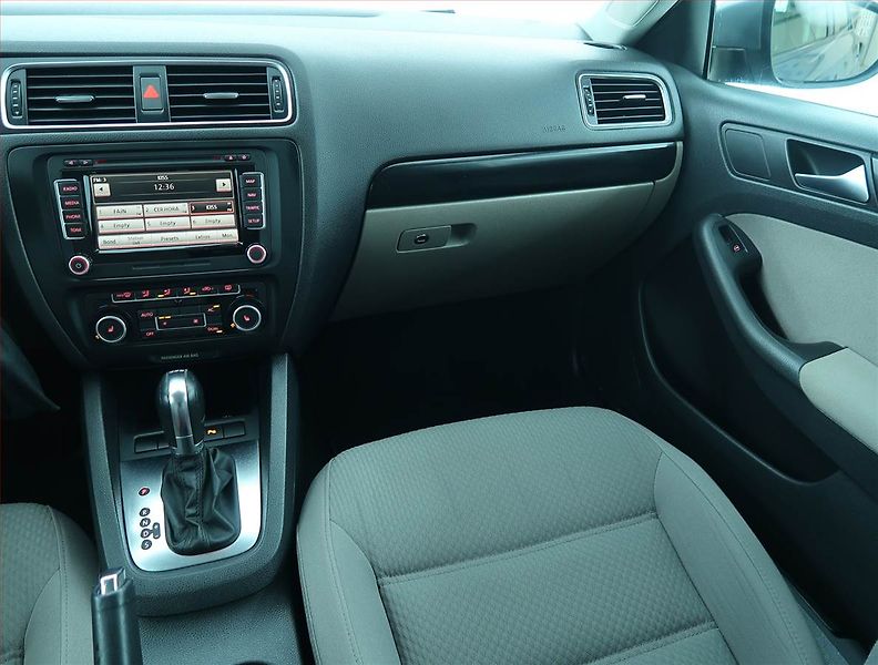 Volkswagen Jetta (2011) 1.4 TSI, Automat, Serv.kniha - fotka 8 z 19