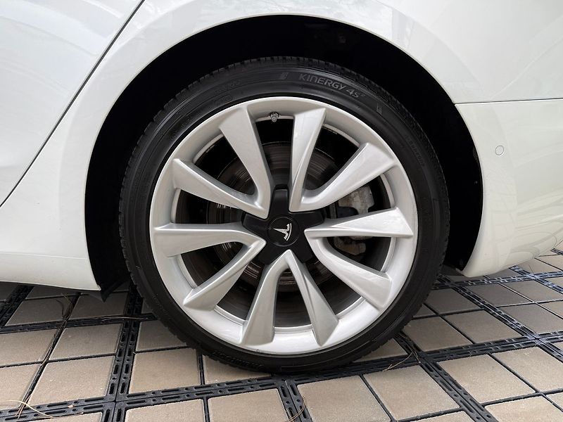 Tesla Model 3 Long Range AWD - fotka 7 z 38