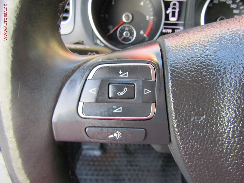 Volkswagen Golf (2013) 1.6 TDi, Highline, TZ - fotka 12 z 18