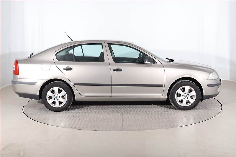 Škoda Octavia (2011) 1.6, Serv.kniha, Tempomat - fotka 6 z 19