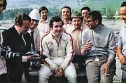 Jacky Ickx v rozhoboru a Gian Paolo Dallarou. Foto: Wikimedia Commons, volné dílo