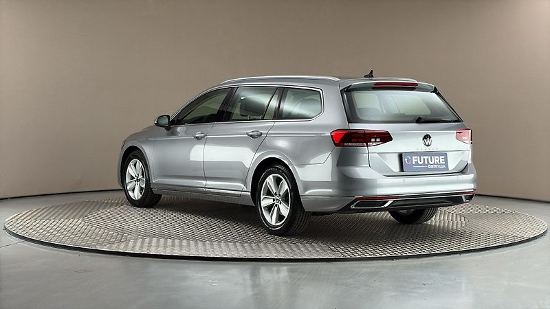 Volkswagen Passat 2.0 TDI DSG Elegance Variant - fotka 2 z 27