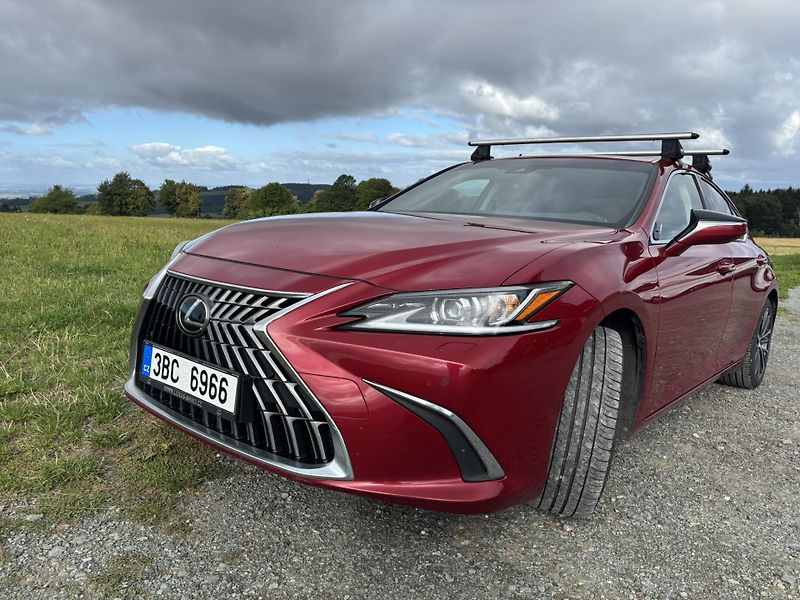 Lexus ES 300h (2023) - fotka 7 z 20