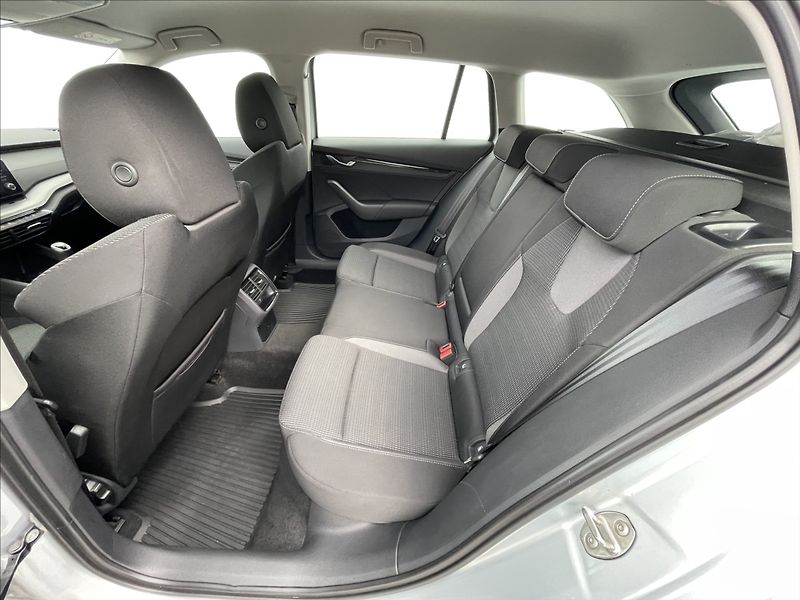 Škoda Octavia 2,0 TDI Combi Ambition Plus - fotka 17 z 23