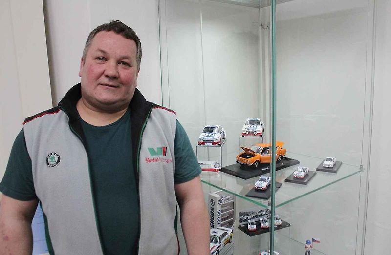 Modely vozů Škoda s pamětními mincemi.