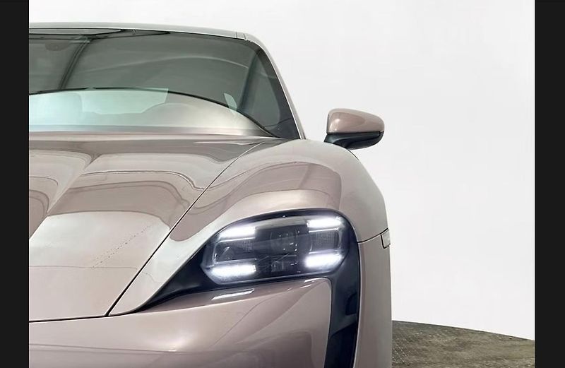 Porsche Taycan 93 kWh Panorama - fotka 3 z 25