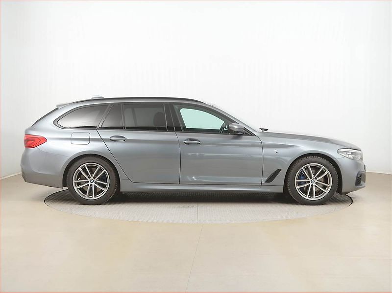 BMW Řada 5 (2020) 530i xDrive - fotka 6 z 25