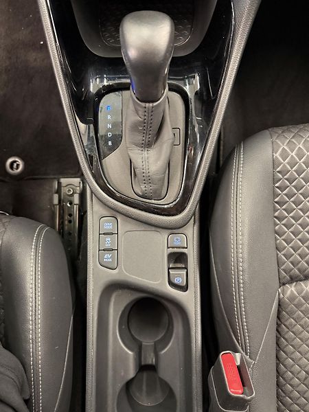 Toyota Yaris 1.5 hybrid 68 kW - fotka 15 z 21