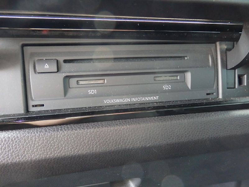 Volkswagen Touran 2,0 TDI 140kW HIGHLINE,DSG LED - fotka 23 z 27