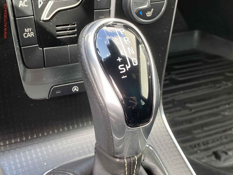 Volvo V40 (2018) 2.0i, AT, LED, kamera - fotka 13 z 18