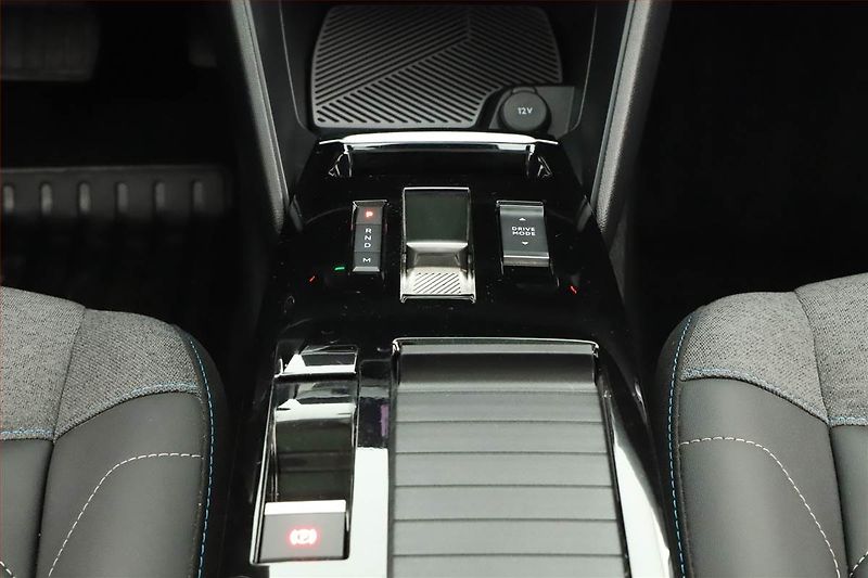 Citroën C4 (2023) 1.2 PureTech, Automat - fotka 12 z 17