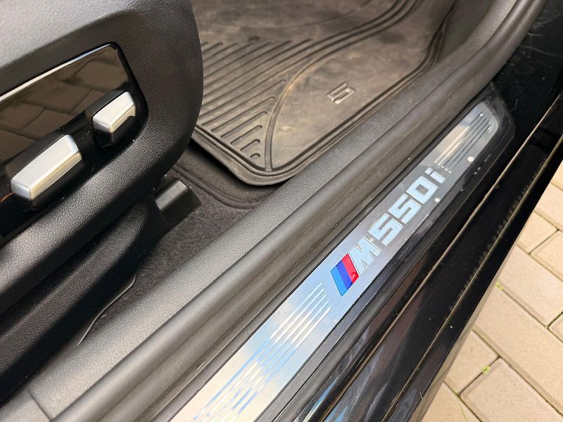 BMW Řada 5 (2017) BMW M550i xDrive/nový motor - fotka 15 z 19