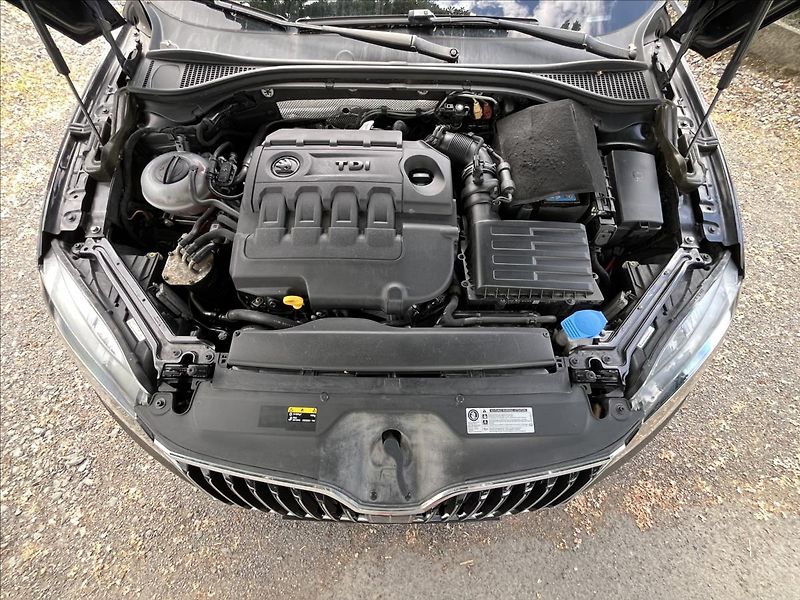 Škoda Superb 2,0 TDi DSG  NAVI BIXEN ACC AL - fotka 44 z 50