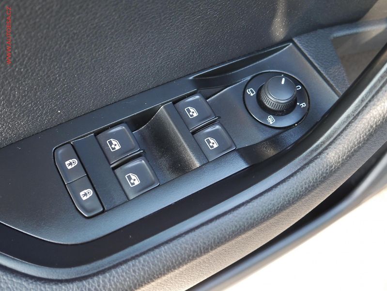 Škoda Superb (2019) 2.0 TDi, Ambition, navi, LED - fotka 18 z 19