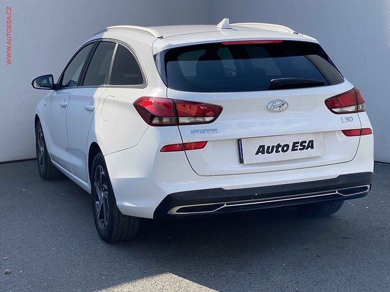 Hyundai i30 (2022) 1.5 T-GDi, Smart, kamera - fotka 6 z 17