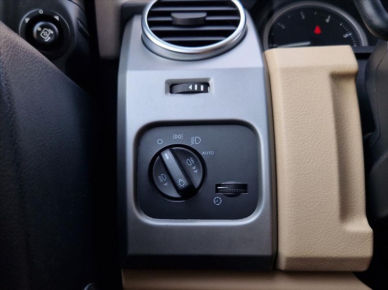Land Rover Discovery 2,7 TDI 140kW TAŽNÉ HARMANKARD - fotka 33 z 35