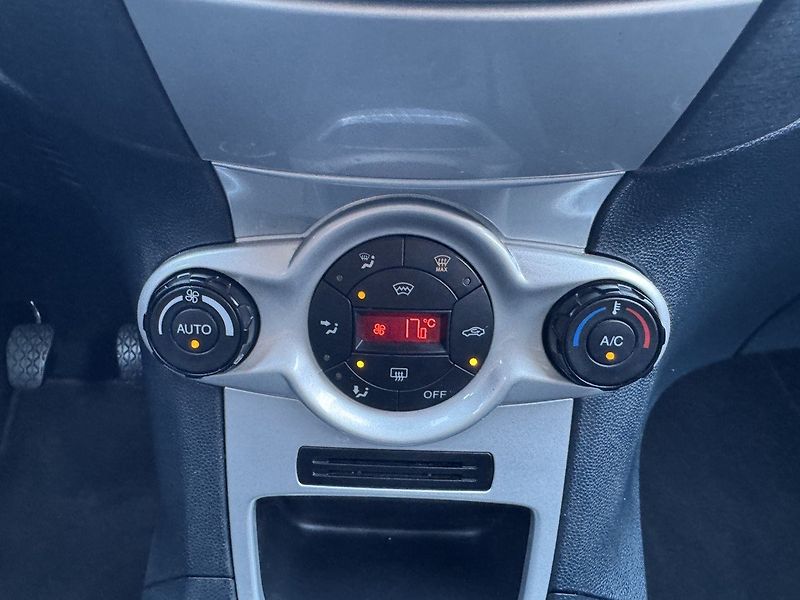 Ford Fiesta (2011) 1.6i Titanium Digi Klima WP - fotka 11 z 50